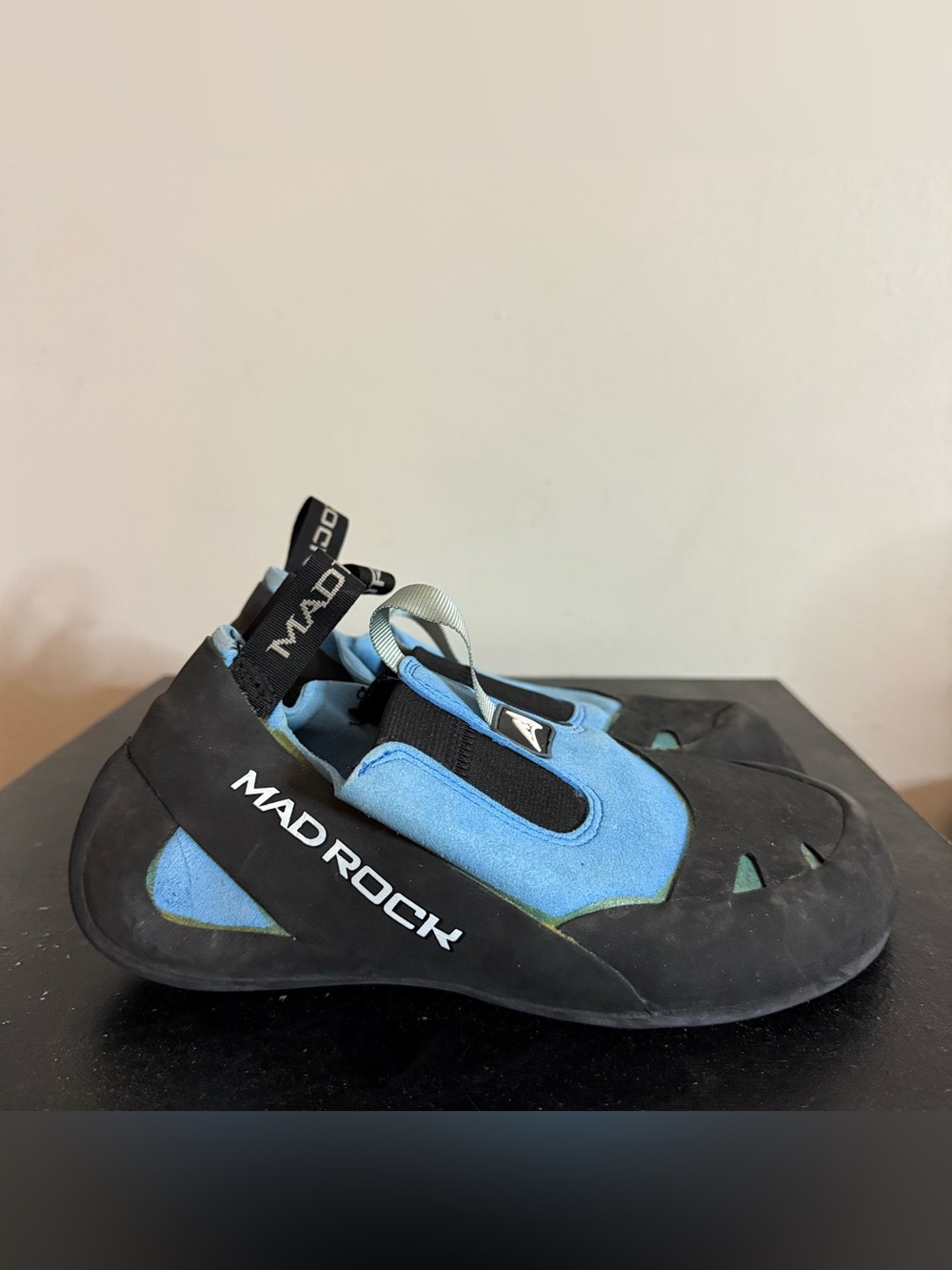 Mad Rock Men's Size 10 Athletic Climbing Shoes in Blue and Black